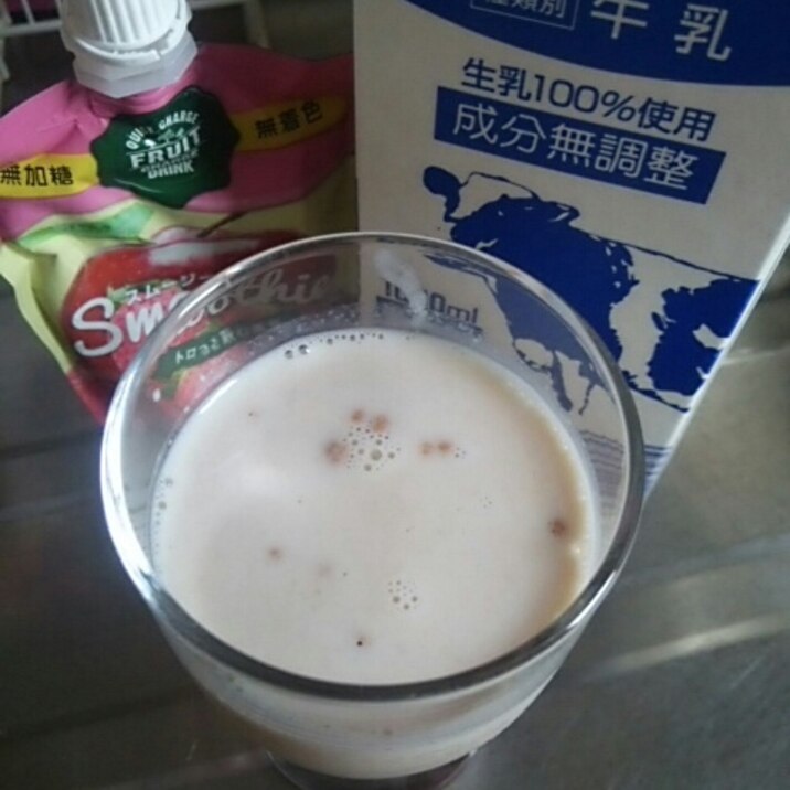 牛乳といちごスムージーときな粉のドリンク